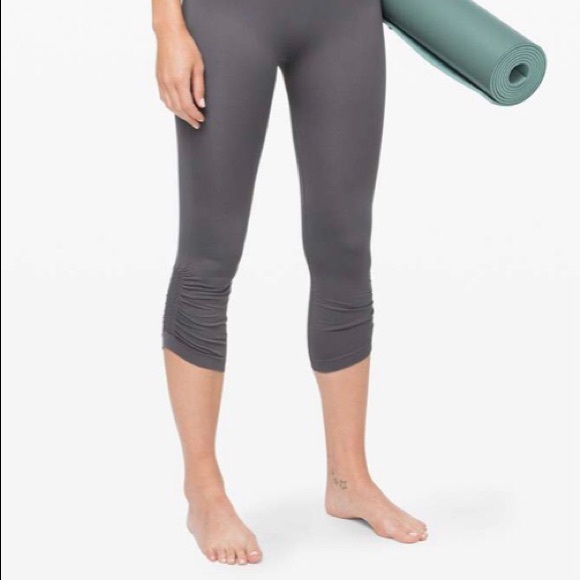 🦊 Dark Grey Lululemon Ebb to Street Crops - Picture 2 of 8